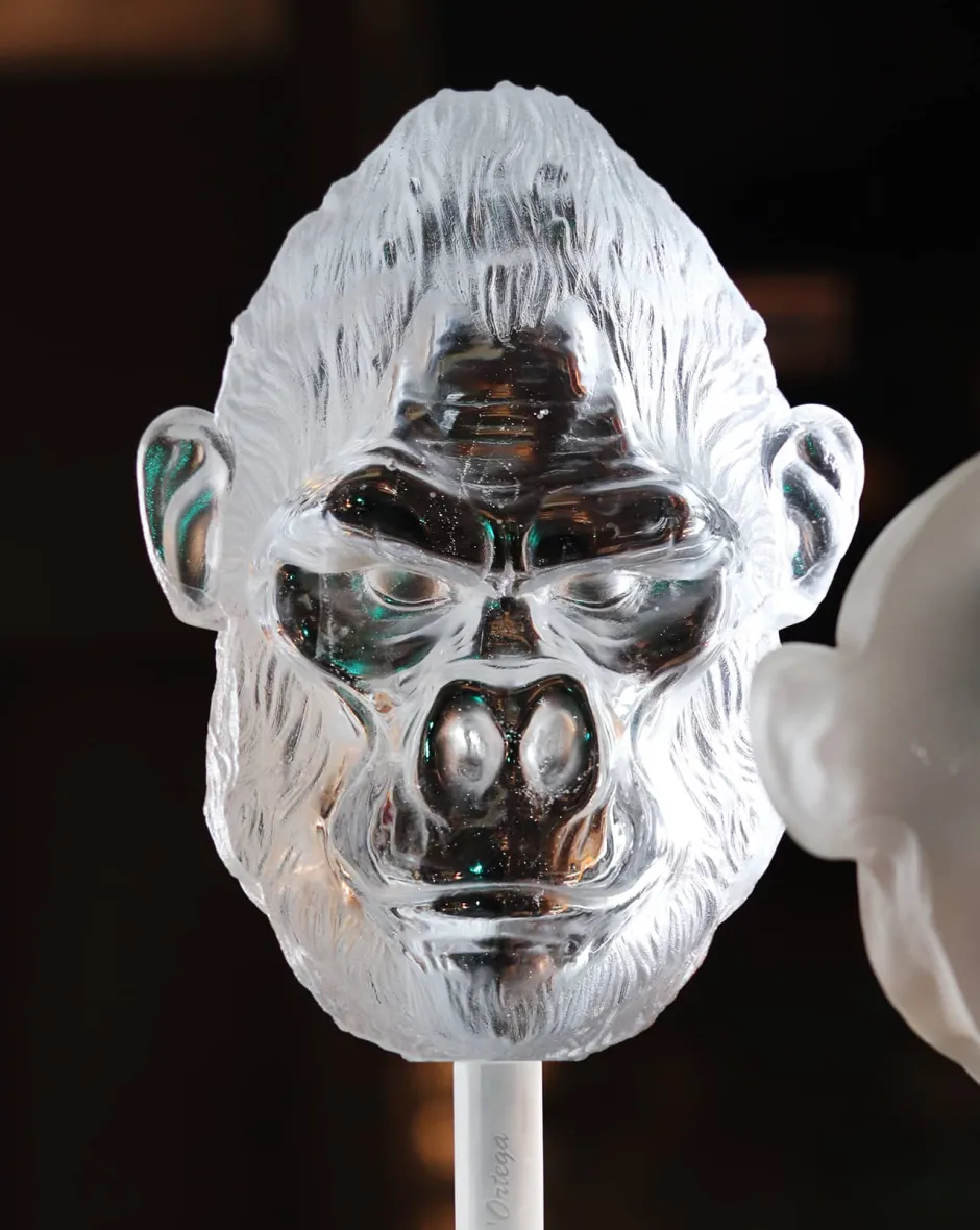 Sale Tête de Gorille poli pâte de cristal par Loïc Ortega Éditions D’Art Cristal|Bestiaire